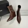 Botas de tornozelo de salto plataforma 2026 novo outono e inverno bico fino elásticas justas pretas retrô versáteis botas femininas estilo Martin