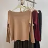 A nova coleção outono/inverno de Andy Rong apresenta um tricô minimalista, de cor sólida e manga longa, com um design vazado de um ombro só, incorporando uma estética sofisticada e 'old money'.