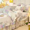 Saia de cama com babados grossos estilo princesa, padrão floral pequeno, 100% algodão, conjunto de quatro peças com renda, cobre-leito, capa de edredom, lençóis para cama de solteiro e casal