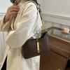 Bolso de diseño de nicho de estilo coreano para mujer, nuevo bolso de hombro portátil con texto, combinable y de moda, para otoño e invierno de 2023.