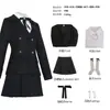 Fantasia de cosplay Love and Deep Space, apresentando a personagem principal, Qimeng, em um terno preto da série Deep Space Hunter, com um conjunto de cosplay Moonlight