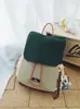 Mochila de pareja estilo montaña color block gris escarcha y carbón superpuestas ambiente casual senderismo al aire libre mochila versátil para el día a día