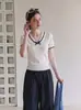 Camiseta de tricô gola V com blocos de cor estilo universitário, manga curta, para mulheres, verão, gravata borboleta, slim fit, cor damasco, top coreano doce e puro