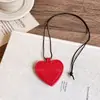 Succión magnética collar multifuncional de cuero con forma de corazón clip para gafas clip colgante para bolso de alta gama para mujer cadena para suéter