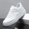 Zapatos de Hombre de Primavera 2025 Nuevos Zapatos Blancos Transpirables Estilo Coreano para Hombre Modernos Versátiles Tenis Deportivos Casuales para Estudiantes