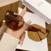Parámetros: Nuevas Gafas de Sol Transfronterizas, Moda Europea y Americana, Estilo Retro, Incrustadas con Diamantes, Doble Cara Letra F, Sin Marco de Metal, Borde Cortado