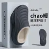 Chinelos de algodão impermeáveis de EVA para mulheres, novo estilo outono/inverno 2026, espessados e forrados com fleece para aquecimento, antiderrapantes, sapatos de algodão com sola macia para homens