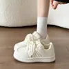 Nuevas zapatillas de suela gruesa originales de nicho estilo chino para mujer, nuevo otoño 2026 mocasines casuales versátiles blancos para mujer