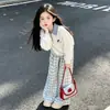 Atuendo Versátil Estilo Universitario para Primavera y Otoño: Nuevo Conjunto de Dos Piezas con Top de Dibujo Animado Hello Kitty con Cuello y Pantalones de Pierna Ancha a Cuadros