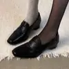 Mocassins retrô pretos de couro macio estilo britânico, sapatos femininos de bico quadrado e salto grosso, novo estilo 2026, adequados para usar com meias, sapatos escolares