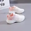 2026 Primavera Nuevo Estilo Coreano Transpirables Flyknit Zapatos de Mujer Estudiante Correr Zapatos Deportivos Zapatos Casuales de Mujer Venta al por Mayor Transfronteriza