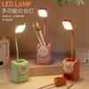 Lámpara de escritorio con luz nocturna LED multifuncional de dibujos animados, con protección para los ojos y carga USB, pequeños adornos, papelería para estudiantes, lápiz de corte, pequeña lámpara de escritorio