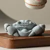 Pedra Arenito Verde Estilo Chinês Atrai Fortuna Decoração de Mesa para Casa Pet de Chá Pequeno Ornamento, Peixe com Riqueza na Mão Decoração de Micro-Paisagem para Aquário