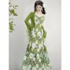 Vestido Greenfield Heavy Industry de Encaje Verde Soluble en Agua con Tira, Corte Entallado, Vestido Largo y Vestido Cardigan con Protección Solar