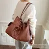Bolso de mano retro casual de gran capacidad para mujer, nuevo bolso de hombro de moda de alta gama para ir al trabajo, otoño 2026