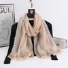 Bufanda Larga de Seda Estilo Nuevo para Mujer, Moderna y Versátil, Color Sólido con Rayas de Hilo Dorado, Bufanda de Seda Sintética, Chal Delgado para Primavera y Otoño
