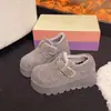 Botas de neve Birkenstock forradas com fleece para mulheres baixinhas, novos sapatos de algodão grossos para outono e inverno que aumentam a altura, sapatos curtos quentes peludos