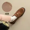 Nuevos mocasines marrones de estilo británico para otoño e invierno, zapatos planos sin cordones de cuero con monedas, zapatos de mujer de cuero genuino