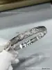 Pulseira V dourada de alta qualidade com padrão de diamante para mulheres, versões estreita e larga, gravação de precisão CNC, pulseira de luxo leve estilo Chanel, atacado do fabricante e entrega direta