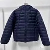 Jaqueta acolchoada de algodão leve com capuz, da marca CP Cross-Border COMPANY, com logo, lentes refletivas, zíper vertical no peito e estilo workwear
