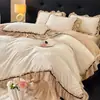 Conjunto de Roupa de Cama Bordado Estilo Luxo Leve em Veludo Leiteiro Quatro Peças, Conjunto de Três Peças com Lençol e Capa de Edredom Espessos em Coral Fleece e Flanela para Inverno