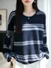 Lana finamente hilada, con un escote grande y redondeado y un diseño informal con borde enrollado. Este top versátil es suave, cómodo y perfecto para añadir un toque de sofisticación a tu guardarropa de otoño e invierno.