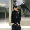 Camiseta estampada marmorizada estilo punk americano, gola redonda, manga longa, unissex, ombro com caimento regular, base justa ao corpo, look de casal, top versátil
