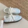 Tênis de treino estilo coreano com bolinhas para mulheres, nova coleção primavera/outono 2026, listrados, respiráveis, tênis casuais versáteis, sapatos brancos da moda