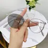 Gafas simples ovaladas para miopía con decoloración por marea, montura de gafas de moda para hombre, gafas planas, gafas fotosensibles anti-luz azul