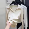 Camiseta blanca de manga larga con cuello polo estilo coreano para mujer, nueva colección de primavera, con silueta ajustada, detalles fruncidos y cintura ceñida, perfecta como capa base o top