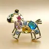 Broche Estilo Chanel con Acabado de Alta Gama, Pin con Incrustaciones de Circonita de Lujo Ligero, Accesorio Versátil y Elegante para Abrigos del Año del Caballo, Al por Mayor en Stock