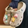 Zapatos con agujeros celebridad de internet moda femenina caricatura estudiante versátil anime suela gruesa (sensación de pisar mierda) sandalias cerradas para exteriores playa