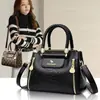 Bolsa de Mão Feminina de Luxo Leve, Novo Estilo Transfronteiriço, Bolsa de Ombro e Transversal Fashion de Grande Capacidade para Senhoras de Meia-Idade, Bolsa para Mãe