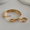 Pulseira Aberta Cruzada Europeia e Americana de Metal Brilhante em Forma de Cobra, Joia de Nicho de Design de Luxo Leve para Mulheres