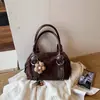Bolso de mano para mujer con diseño de remaches de nicho estilo coreano, versátil y elegante para otoño, con una estética de alta gama y correa para el hombro, parecido a un bolso almohada