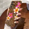Capa de celular de nicho moderna com estampa de leopardo selvagem contrastante com flor de hibisco, adequada para Samsung S25+, com furos precisos para película, capa rígida