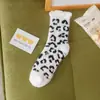 Novas meias de fleece de coral com estampa de leopardo, comprimento até o meio da panturrilha, outono e inverno, quentes, espessadas, para o chão, estilo japonês, com boca de bolha, meias de confinamento para mulheres