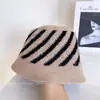 Otoño e Invierno Nuevo Elegante Rayas Diagonales Combinación de Colores Gorro de Punto Moda Femenina Cálido Sombrero Cubeta Lana de Alta Calidad Gorro de Pescador Moderno
