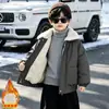 Jaqueta Infantil Forrada com Fleece 2026 Outono/Inverno Novo Estilo Meninos Estilo Coreano Bonito Estilo Hong Kong Jaqueta de Algodão Bebê Criança Pequena Roupas de Algodão Espessadas