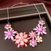 Collar con colgante de flor tachonado de diamantes, diseño de nicho de lujo ligero, cadena para la clavícula de alta gama, joyería de moda exagerada y única al por mayor