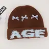 Gorro de alta calidad estilo japonés hecho de mezcla de lana, perfecto para otoño e invierno, hace que tu cara se vea más pequeña, presenta un patrón de jacquard con letras y tiene un ajuste holgado y cómodo.