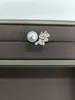 Novo anel de pérola popular estilo coreano, design de nicho, luxo leve com toque de alta qualidade, anel para dedo indicador, joias femininas estilo minimalista atacado