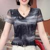 Camiseta de manga corta con cuello en V y estampado de malla para mujer, estilo moderno y elegante, de verano 2025, para mamá.