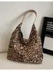 Bolso de Leopardo Súper Caliente para Suegra Bolso Tote de Moda de Gran Capacidad Nuevo Bolso de Hombro de Moda Otoño e Invierno 2025 para Mujer