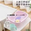 Persona mayor encamada con dificultad para moverse hacia arriba y hacia abajo, no puede inclinarse durante mucho tiempo debido a hemiplejia a largo plazo, incapaz de usar una palangana para lavarse el cabello mientras está acostada en la cama, accidente cerebrovascular