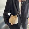 Bolsa texturizada brilhante bolsa feminina 2022 verão nova bolsa simples de corrente para meninas bolsa mensageiro casual bolsa de balde de pérolas
