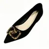 Zapatos de tacón grueso con punta y hebilla metálica de doble anillo, estilo lujo ligero, textura de gamuza de corte bajo, adecuados para citas, banquetes y el uso diario.