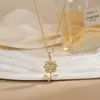 Collar para Mujer, Flor de Zirconia Bauhinia Giratoria de Moda Nicho Moda Nuevo Diseño Colgante Acero de Titanio Templado Collar