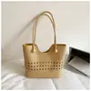 Bolsa Tote Vazada Exquisita de Shuai Mi 2026 Nova Bolsa de Palha para Férias de Verão Elegante para Ombro e Axila Tendência