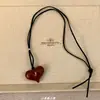 Colar de Corda de Couro Estilo Coreano Doce e Cool com Pingente de Coração Redondo de Resina, Corrente Elegante e da Moda para a Clavícula com Design Único para Mulheres